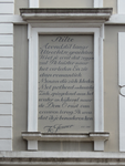 833482 Afbeelding van het gedicht 'Stilte' van To Jenner (1912-2006), geschilderd op een dichtgezet venster in de ...